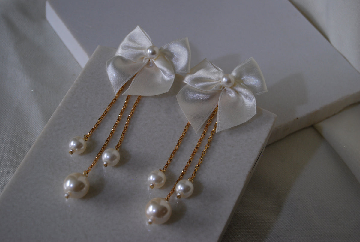 Long White Pearl Bow